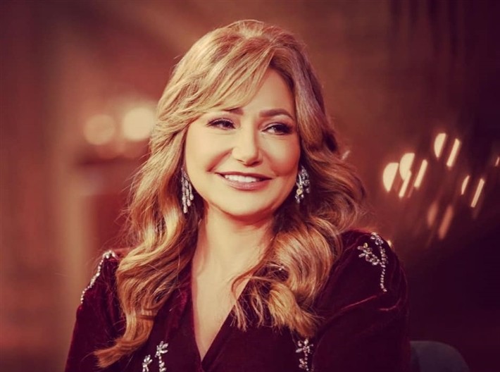 الفنانة المصرية "ليلى علوي" تستعرض صيحات الموضة المفضلة لديها في الشتاء