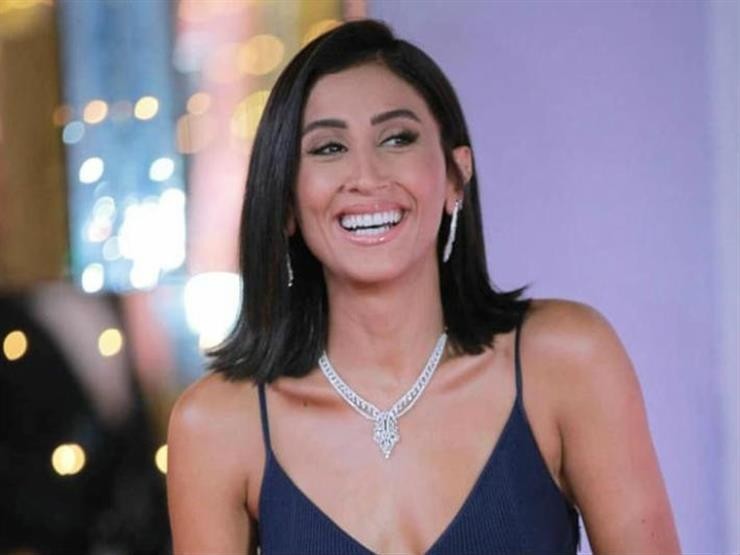 بالفيديو: الممثلة المصرية "دينا الشربيني" تتسبب بانهيار معجبة في حفل عمرو دياب