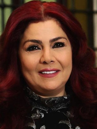 بالفيديو: لحظات رومانسية تجمع  الممثلة السورية "صباح الجزائري" بزوجها والجمهور يثني على جمالها