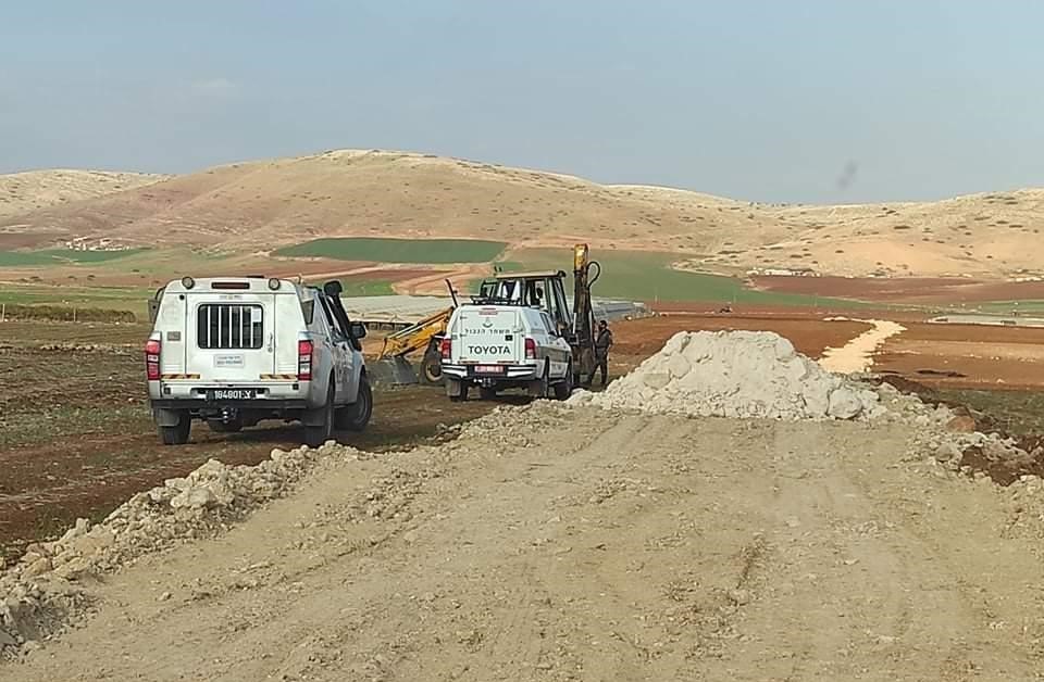 الاحتلال يستولي على جرافة شمال غرب القدس المحتلة