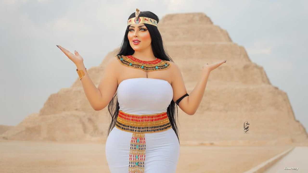 شاهد: صور سلمى الشيمي بالزي الفرعوني في سقارة تشعل انستجرام