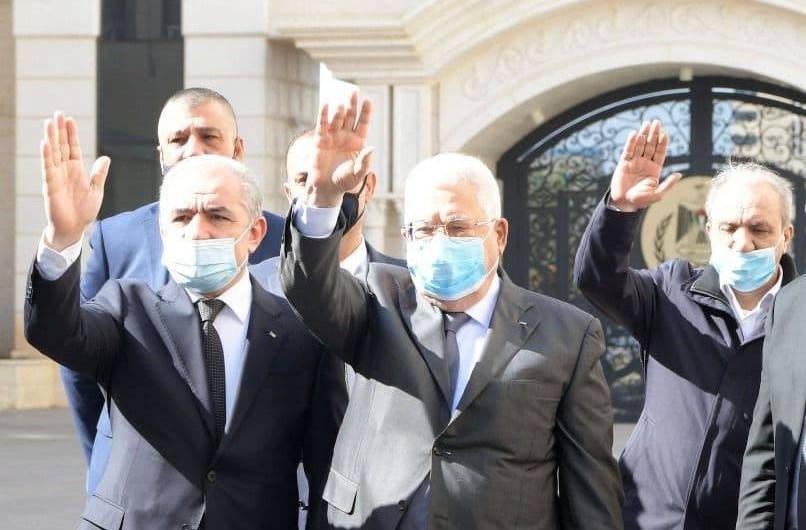 مصادر تكشف لـ"وكالة خبر": محمد اشتية وماجد فرج الأقرب لخلافة عريقات