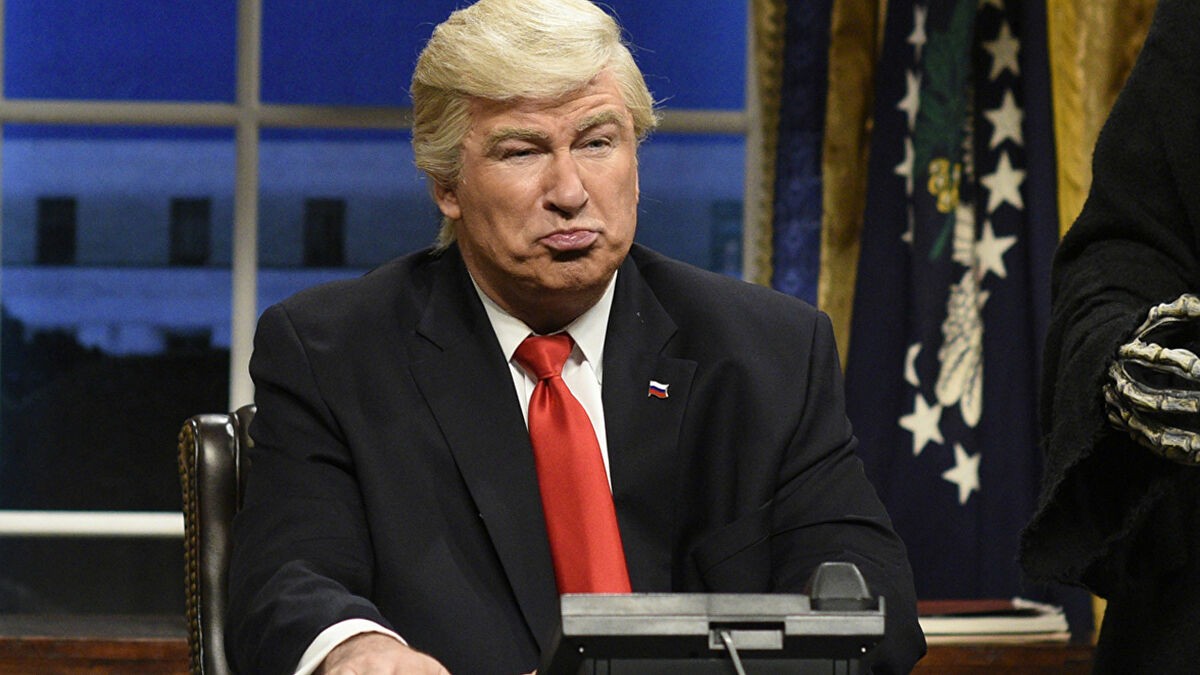 بالفيديو: ممثل أمريكي يقّلد ترامب بسخرية ويدلي بخطاب تنازله عن السلطة