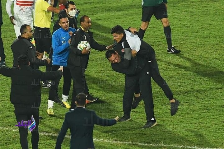 شاهد: خناقة بين لاعبي الاهلي والزمالك اليو بادجي وكاسونجو