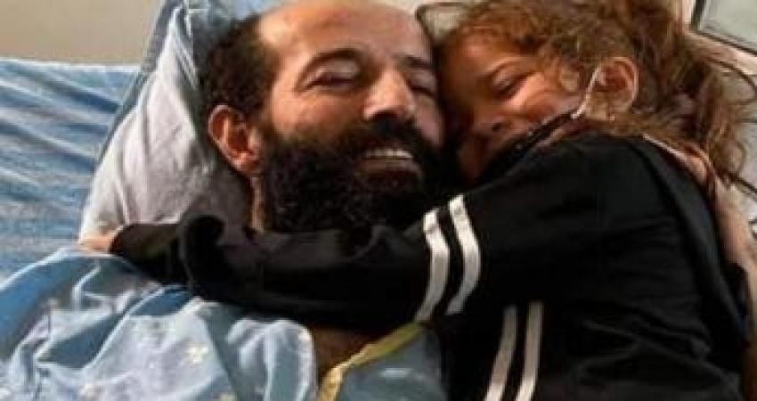 صورة: ابنة الأسير ماهر الأخرس تطعم والدها عقب تعليق إضرابه