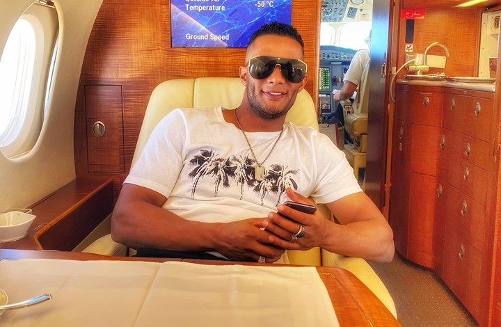 بالفيديو: الفنان المصري المتهم بالتطبيع "محمد رمضان" يسقط على المسرح في دبي
