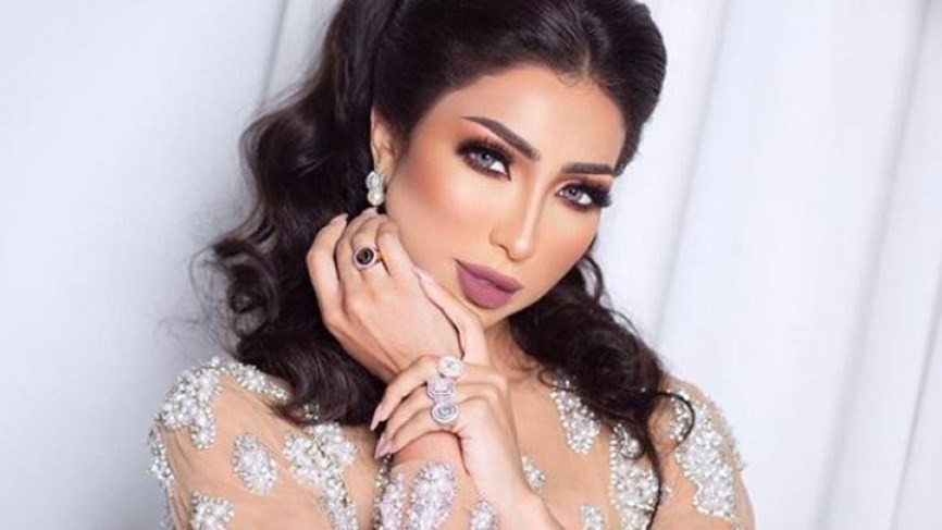 بالفيديو: الفنانة "دنيا بطمة" توثق لحظة قيام زوجها بقص الحبل السري لابنتها