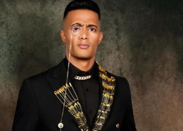 بالفيديو: محمد رمضان يقع على مسرح DIAFA قبل استلام جائزته