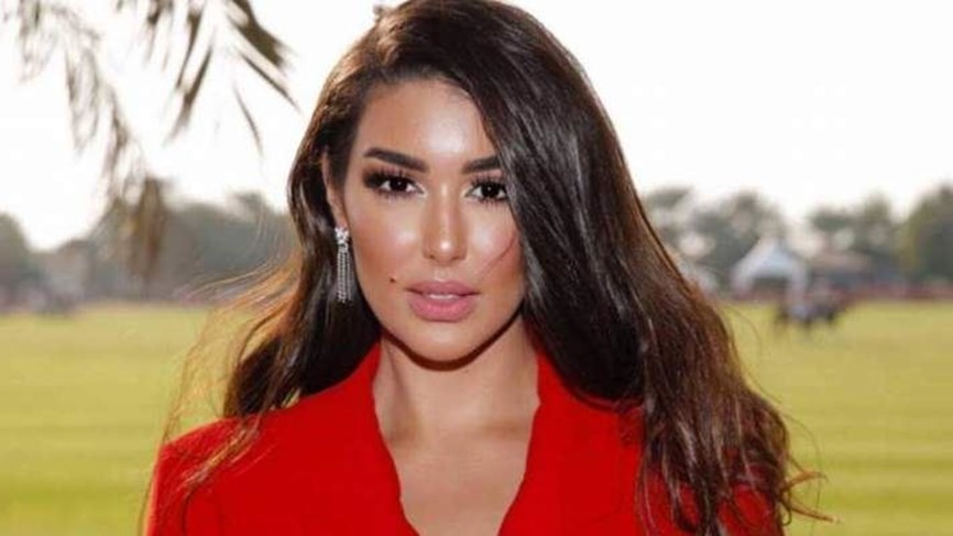 شاهدوا: والدة الممثلة المصرية "ياسمين صبري "تخطف الانظار من ابنتها .. بطلة السباحة!