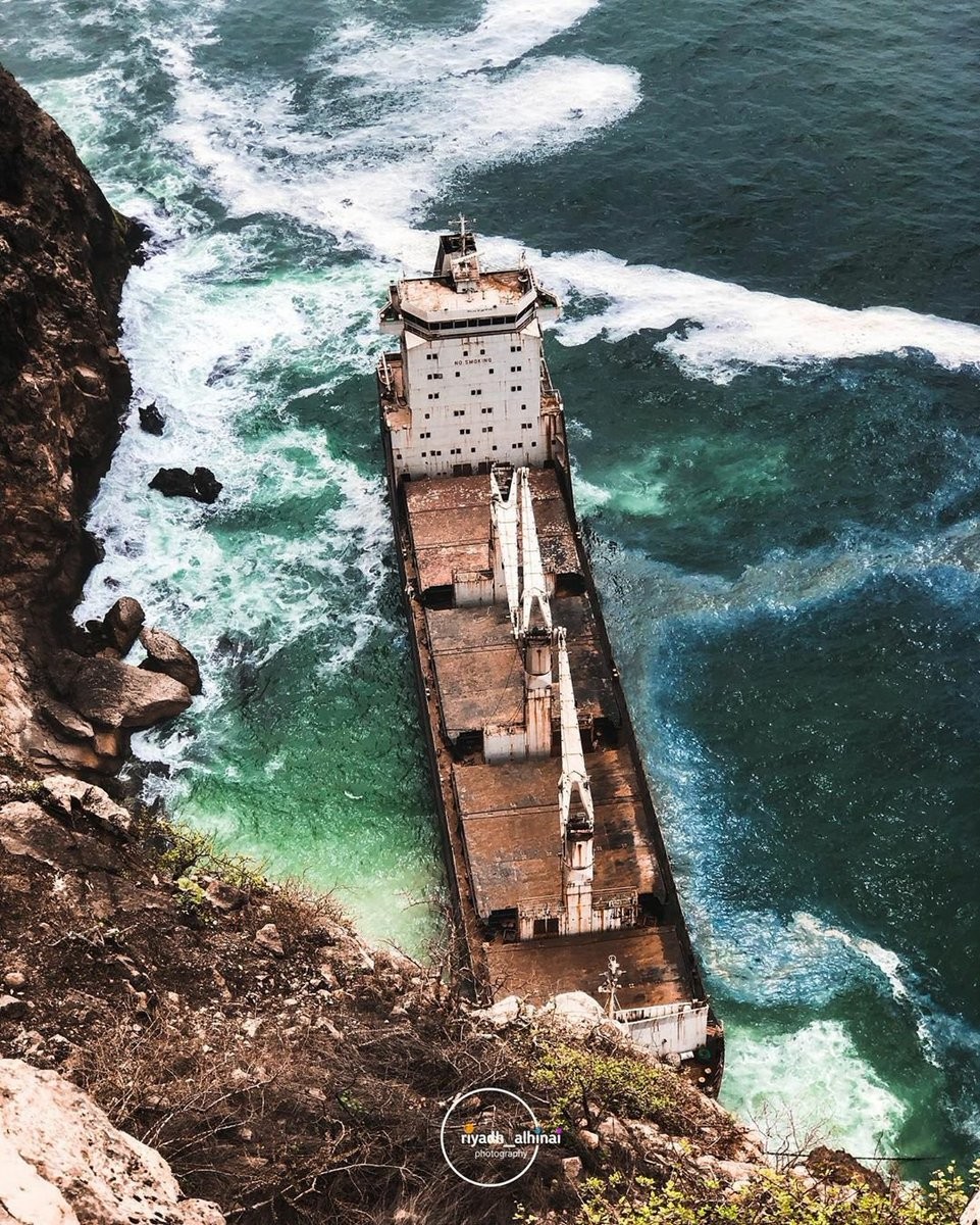 بالصور : تخطف الأنفاس وتثير الرعب " سفينة " جانحة ومهجورة مخيفة في سلطنة عمان " ماهي قصتها"