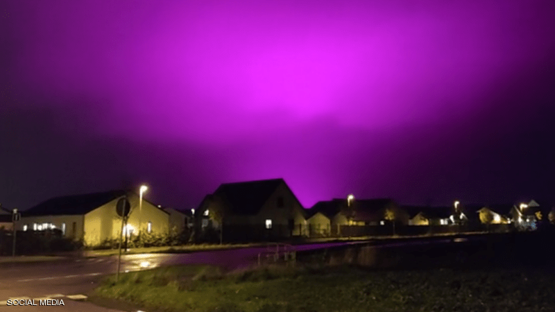 السماء البنفسجية تفجع بلده بأكملها.. والسبب لا يخطر على بال