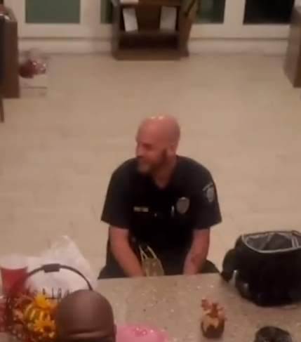 شاهدوا : شرطى أصلع يمزح مع أصدقائه ويحول رأسه لــ"كرة متوهجة"