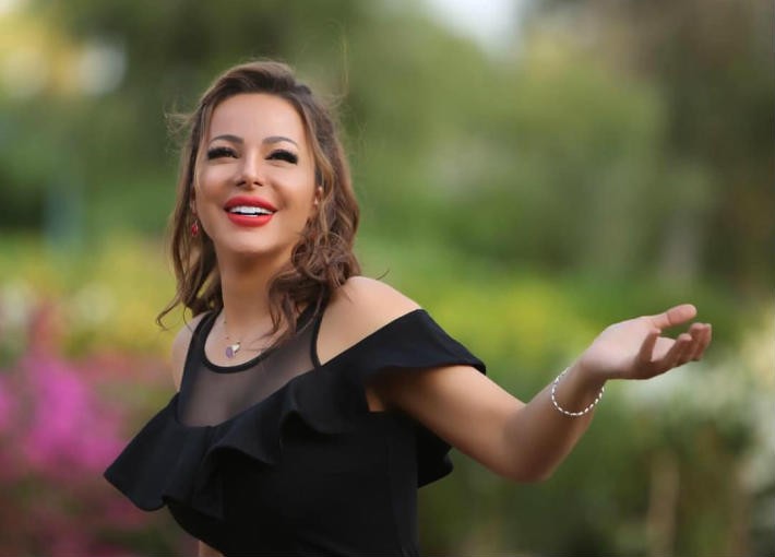 شاهدوا: الفنانة السورية "سوزان نجم الدين" تهاجم ترامب.. حرمني من ولادي