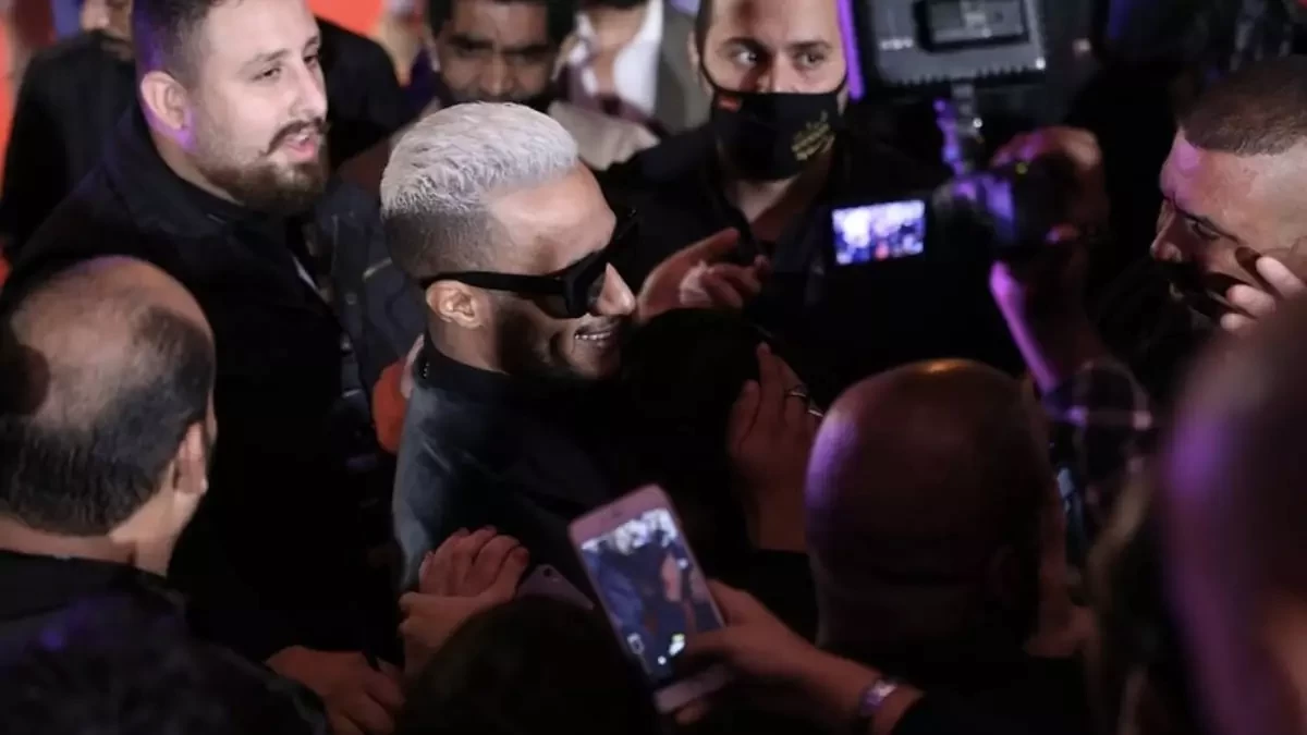 بالفيديو : معجبة تحتضن محمد رمضان وتنهار من البكاء!