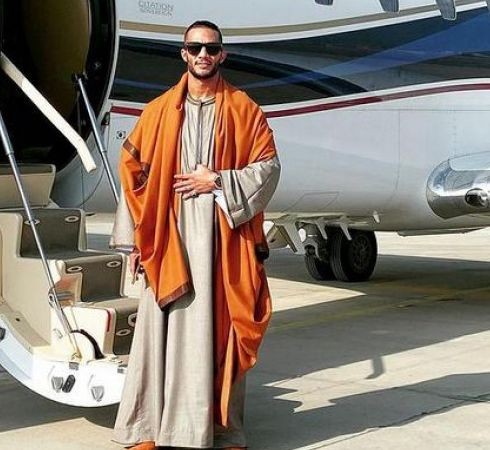 بالصور :  " دي هدوم رجالة " مغردون يرفضون ارتداء محمد رمضان للجلباب الصعيدي