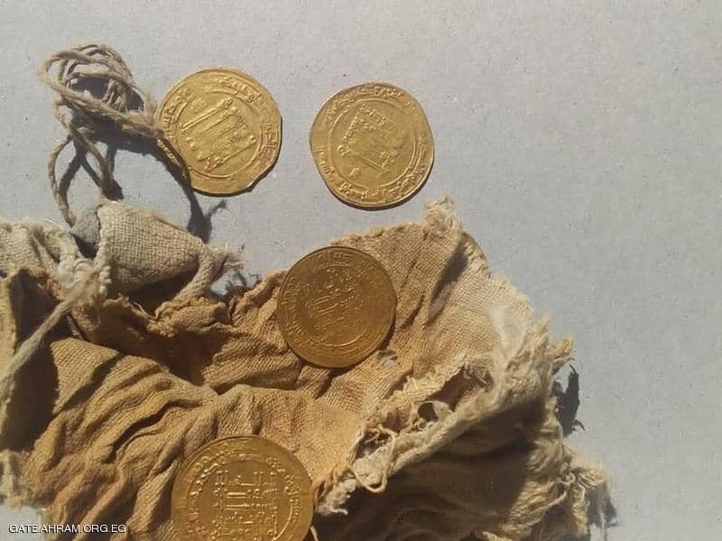 بالصور:  العثور على "كنز عباسي" في مصر