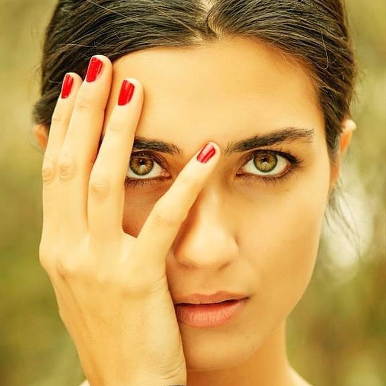 شاهدوا:  الممثلة التركية  "توبا بويوكستن" ترتبط بممثل تركي يصغرها بـ9 سنوات
