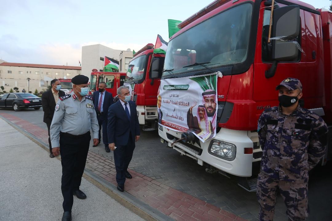 اشتية يسلم الدفاع المدني ثماني مركبات إطفاء مقدمة من السعودية