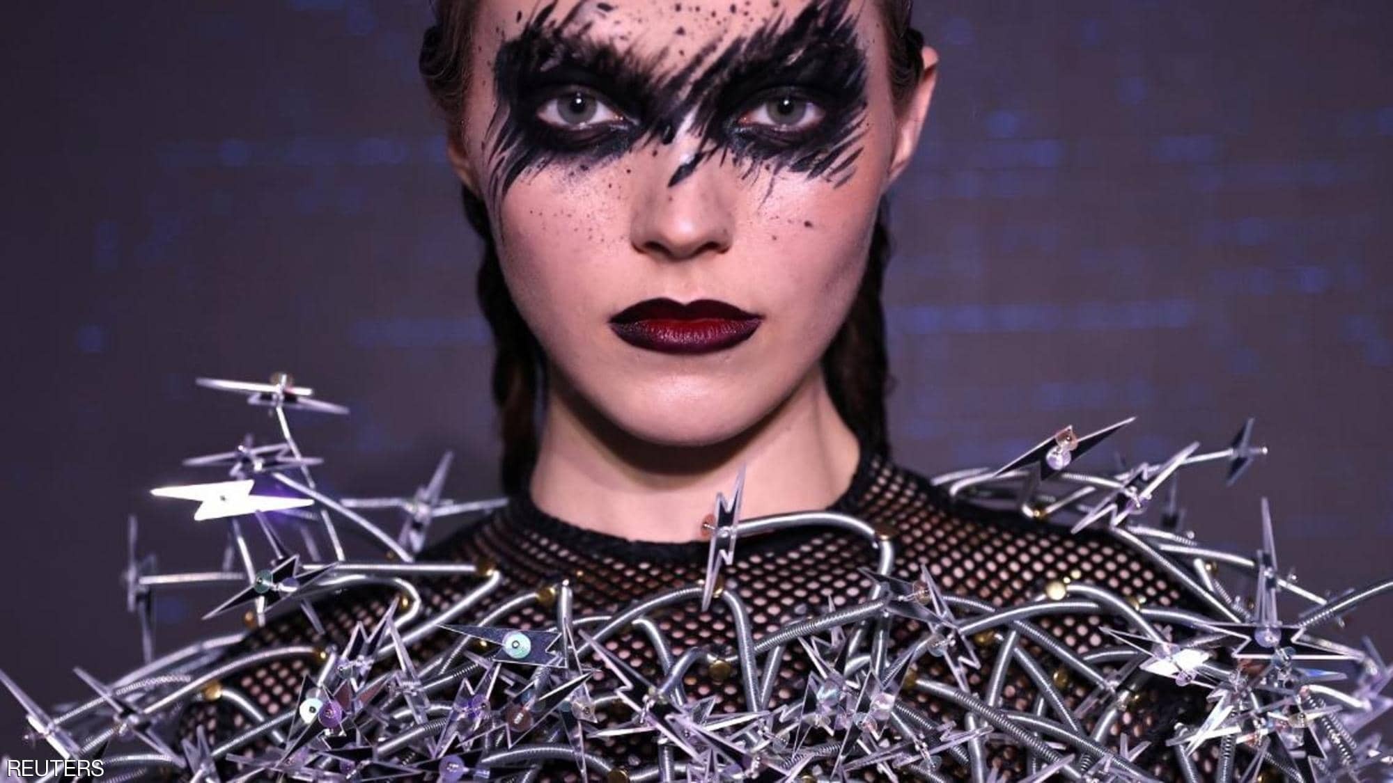 شاهدوا: فساتين "النفايات"صرعة جديدة تلفت الانتباه