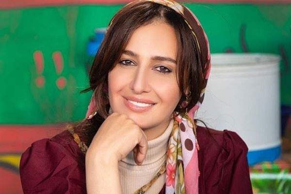 صورة: بعد نفيه خبر ارتباطها... حلا شيحة تجلس في أحضان والدها