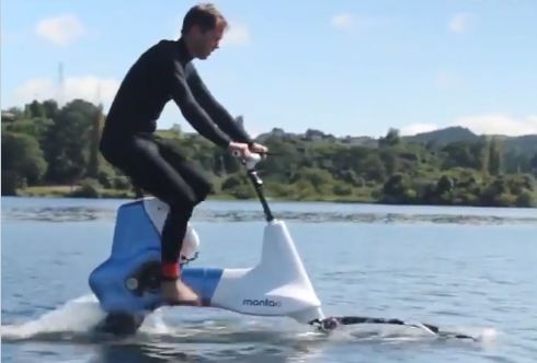 شاهدوا: دراجة هوائية للتنقل على سطح المياه.... تصل سرعتها لـ12 كم فى الساعة