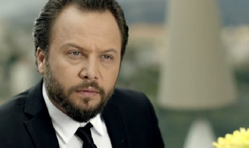 شاهدوا: الممثل السوري "مكسيم خليل" بإطلالة مثيرة ليلة الميلاد ويظهر عاري الصدر