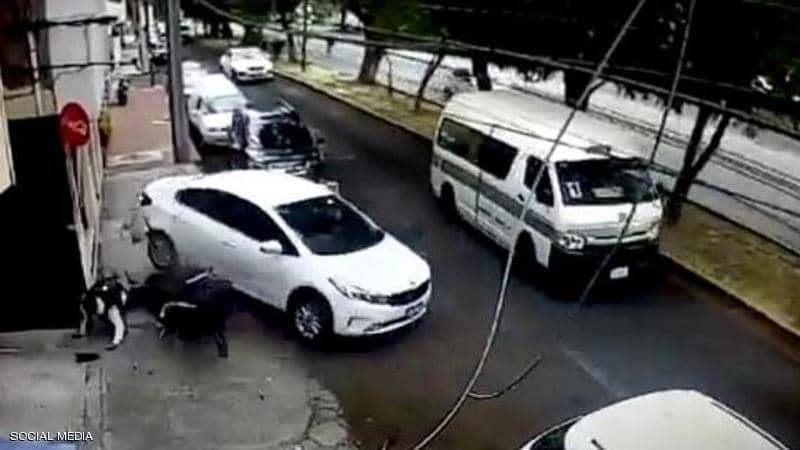 بالفيديو: حاولا سرقته بالإكراه فـ"هرسهما" بسيارته