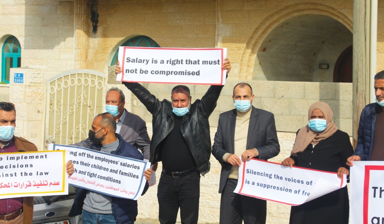 موظفو السلطة المقطوعة رواتبهم يُسلمون ممثل الاتحاد الأوربي رسالة تُطالب بإنصافهم