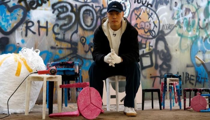 صور:طالب كورى جنوبى يصنع كراسى من الكمامات المستعملة