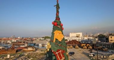صور: شجرة عيد الميلاد تتزين بزى رجال الإطفاء فى مرفأ بيروت تكريما لهم