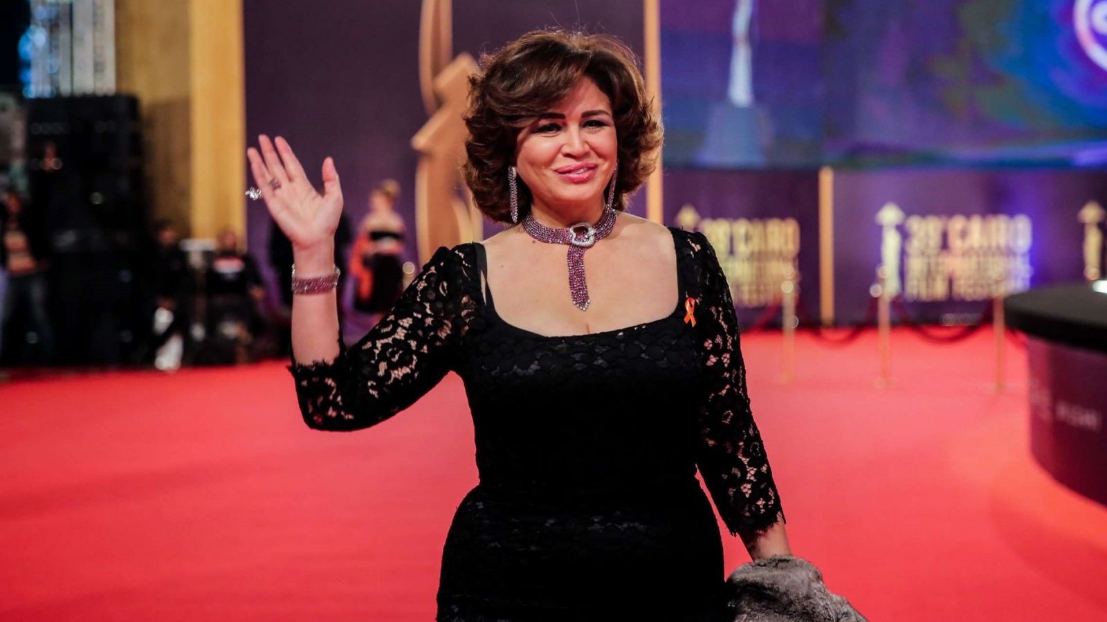 شاهدوا: الفنانة المصرية "إلهام شاهين" تحسم الجدل حول علاقة هنا شيحة بابن شقيقها