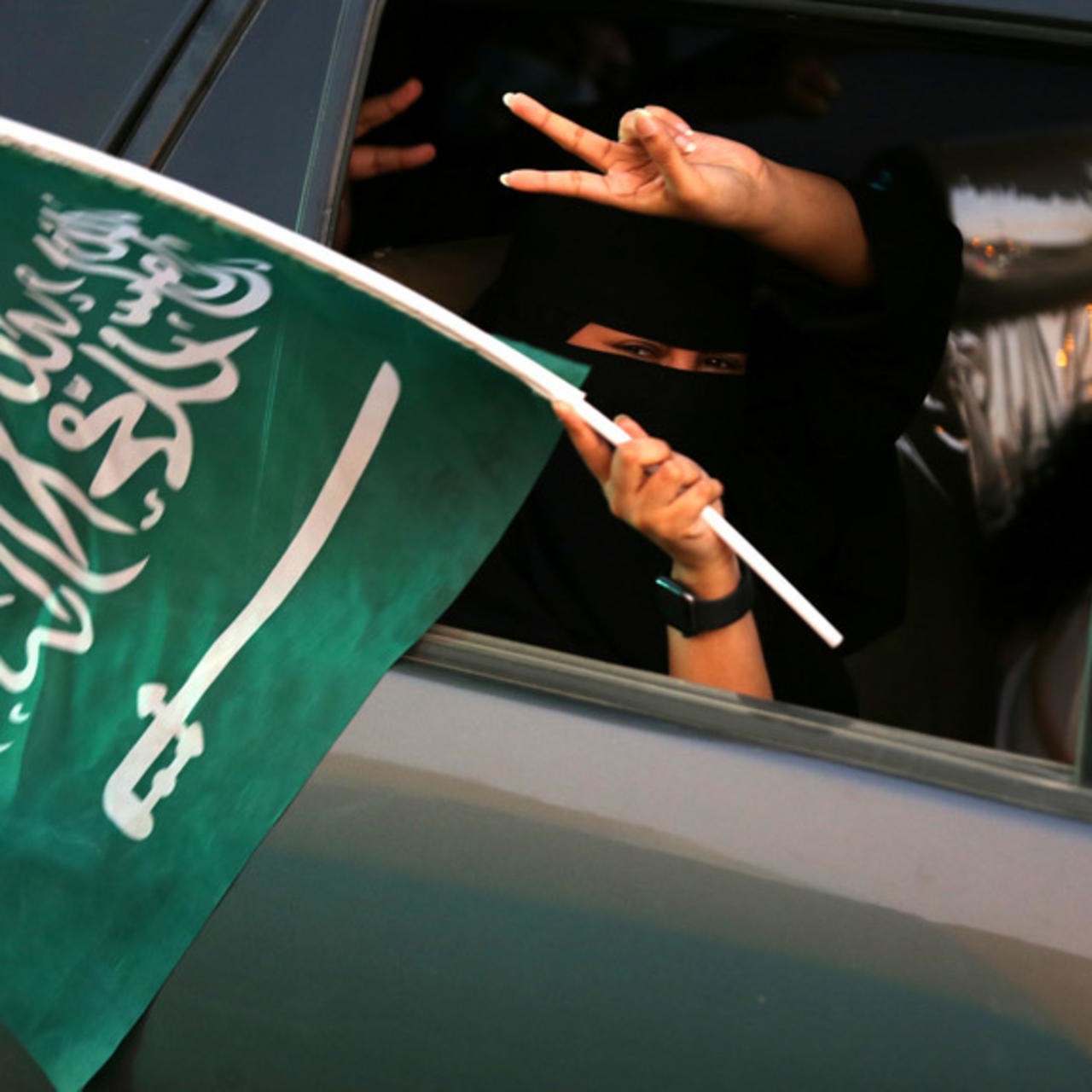 بالصور: في مشهد "غير مألوف" أشجار وزينة عيد الميلاد للبيع في السعودية