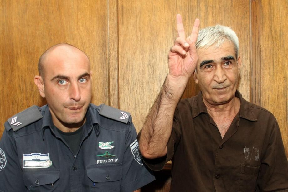 أسرى الشعبية: القائد سعدات ورفاقه في مقدّمة المضربين عن الطعام