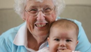 جدة تطلب 15 دولارا فى الساعة لتسلية حفيدها