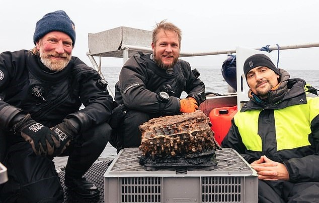 بالصور : غواصون يكتشفون آلة تشفير ألمانية تعود للحرب العالمية الثانية.