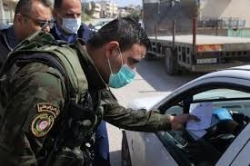الشرطة تُغلق محلات تجارية وتُحرر مخالفات عامة في أريحا والخليل