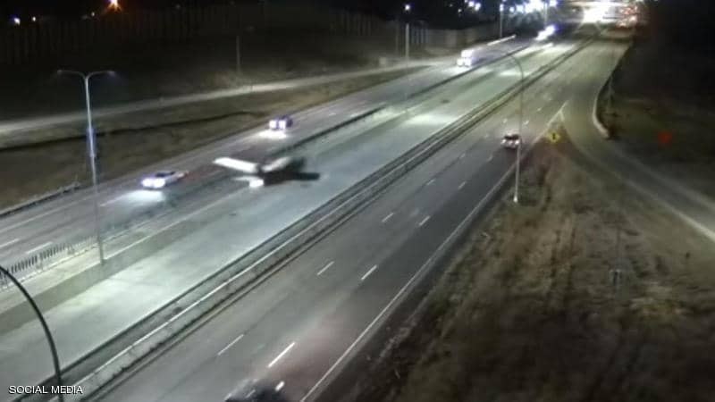 شاهدوا: لحظة هبوط "مخيف" لطائرة على طريق مزدحمة