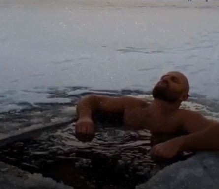 بالفيديو: أربعينى روسى يهوى الغطس بين الثلوج فى درجة حرارة 17 تحت الصفر