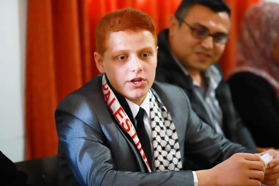 شاهد: طفل فلسطيني يحصل على ألقاب دولية في مجالات الأدب وإلقاء الشعر الوطني