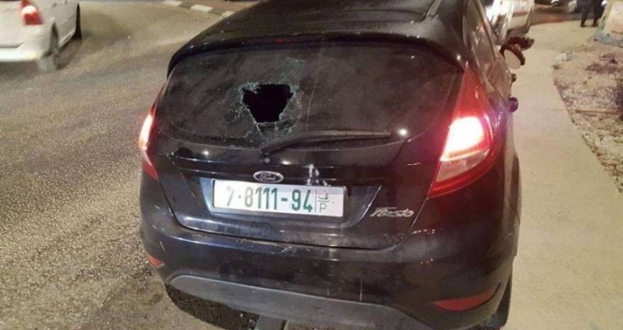 مستعمرون يرشقون مركبات المواطنين بالحجارة بين نابلس ورام الله