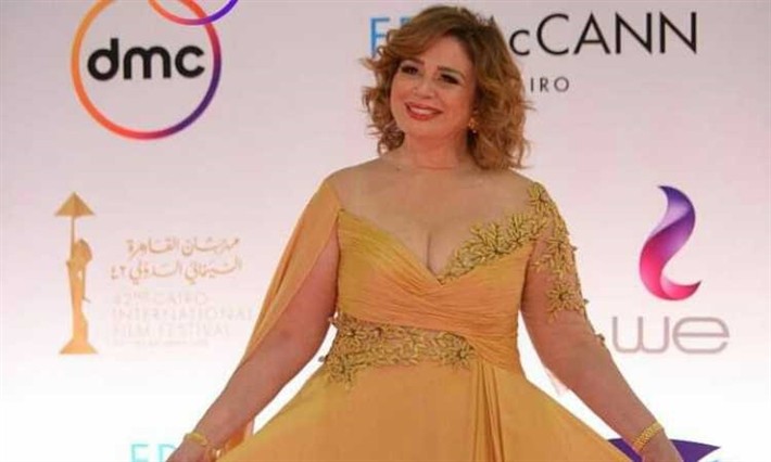"أول مرة أعمل كده" .. رد فعل إلهام شاهين على السجادة الحمراء