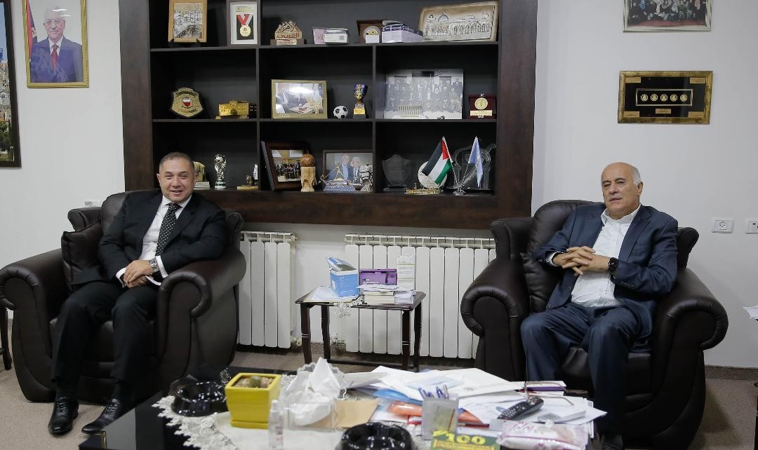 الرجوب يبحث آخر المستجدّات السياسية مع السفير المصري