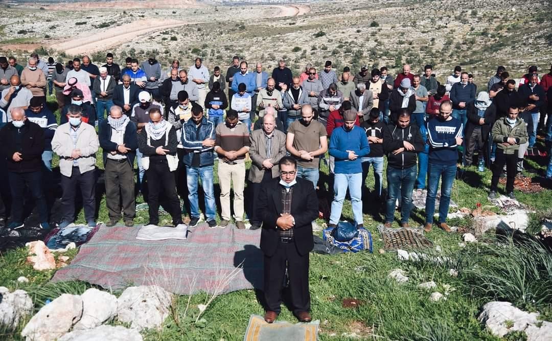 أهالي سلفيت يؤدون صلاة الجمعة فوق الأراضي المهددة بالاستيلاء