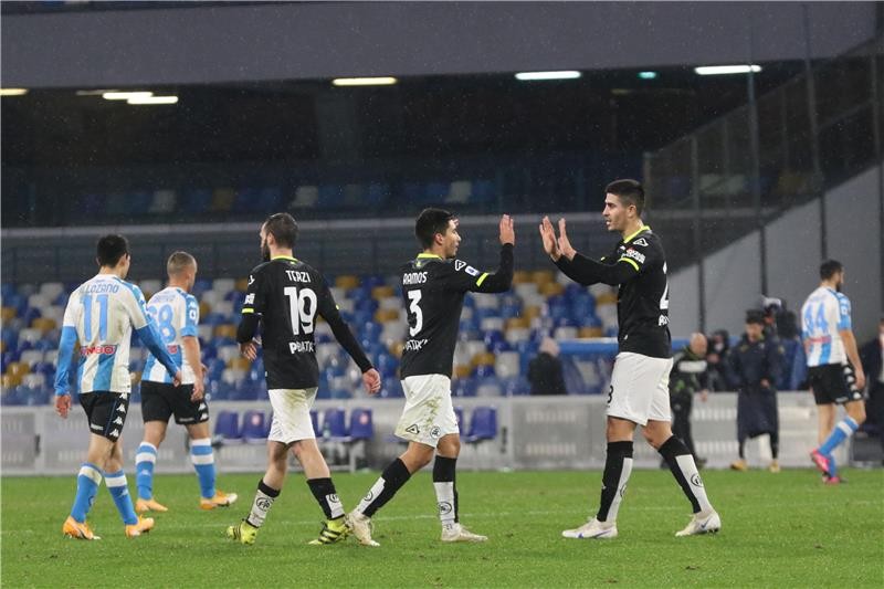 بالصور : سبيتسيا يلدغ نابولي في عقر داره بعشرة لاعبين