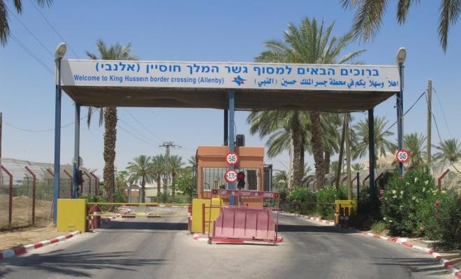 الإعلام العبري: يتم التنسيق لعودة عالقين إلى قطاع غزة عبر جسر "اللنبي"