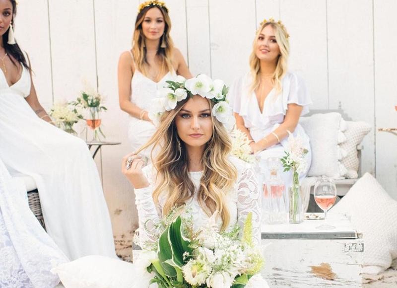 شاهدوا: عروس تجبر وصيفاتها على توقيع عقد لقواعد زفافها.. تجنب الحمل والرموش ممنوعة