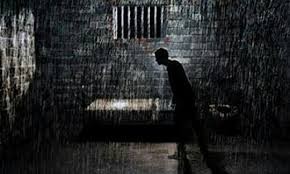 شاهدوا | عائلة تحبس ابنتها المريضة في "زنزانة" 5 سنوات