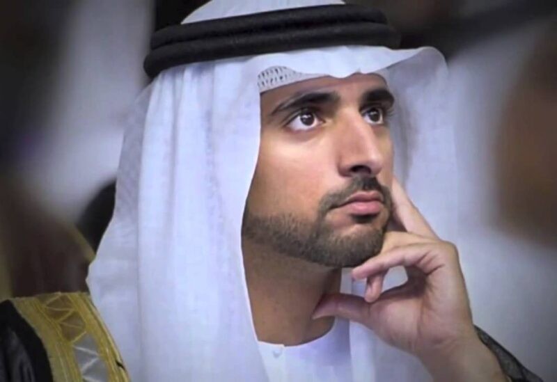 بالفيديو| ولي عهد دبي يسابق النعام على دراجة