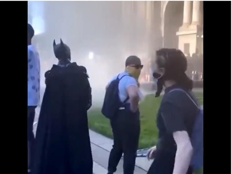 بالفيديو: ماحقيقة ظهور "باتمان" أثناء اقتحام مبنى الكونجرس فى أمريكا؟