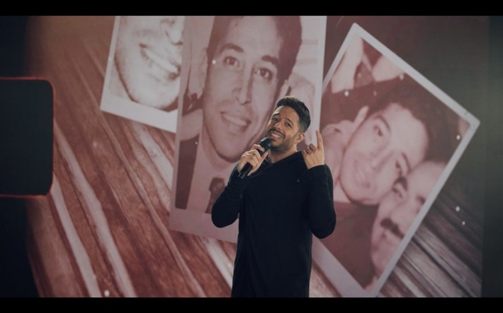 شاهدوا:  ظهور والد محمد حماقي بحفله في رأس السنة رغم وفاته